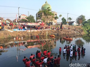 Warga Mojokerto Gelar Upacara Bendera di Sungai, Ini Maknanya