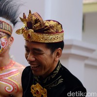 Penampilan Jokowi semakin maksimal dengan udeng, hiasan kepala khas Bali.  Foto: Jokowi (Andhika Prasetia/detikcom)