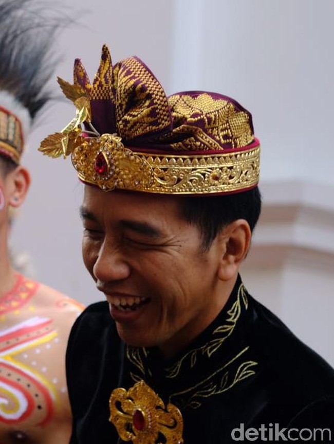 Penampilan Jokowi semakin maksimal dengan udeng, hiasan kepala khas Bali.  Foto: Jokowi (Andhika Prasetia/detikcom)