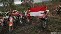 Bendera Merah-Putih dipersiapkan sebelum akan dikibarkan di atas tower pegunungan Seulawah serta di kaki pegunungan.