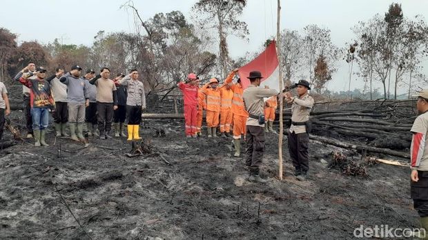 Satgas Karhutla menggelar upacara HUT ke-74 RI di Taman Nasional Tesso Nilo, Riau, Sabtu (17/8/2019)