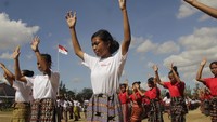 Pemuda mengibarkan bendera Merah Putih setelah merobek bendera Belanda di puncak hotel Yamoto Surabaya saat penampilan drama kolosal siswa SMKN-5 di Lapangan Hiraq Lhokseumawe, Aceh, Sabtu (17/8/2019). Antara Foto/Rahmad.