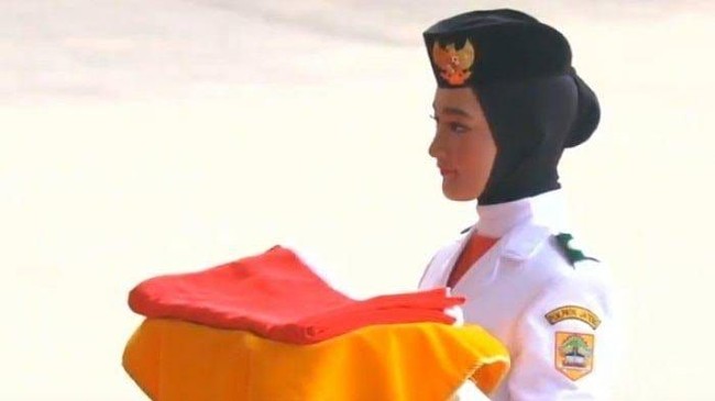 Salma tergabung dalam Tim Merah yang merupakan anggota pengibar merah putih.  Salma berkolaborasi bersama rekan paskibraka Tim Merah lainnya, Muhammad Azan selaku Komandan Kelompok (Danpok) dan Pembentang Rayhan Alfaro.  Ada juga Tim Putih yang akan bekerja di penurunan bendera sore hari nanti.   Foto: dok. Youtube, Instagram