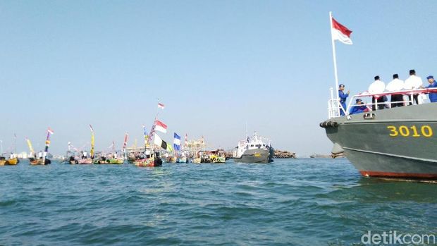 Senangnya Nelayan Diajak Upacara Kemerdekaan di Tengah Laut
