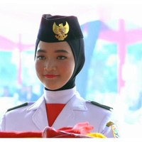 Salma El Mutafaqqiha adalah Paskibraka perwakilan dari Provinsi Jawa Tengah. Dalam upacara bendera HUT ke-74 RI, Salma ditunjuk sebagai pembawa bendera merah putih. Foto: dok. Youtube, Instagram