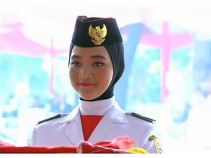 Foto: Salma El Mutafaqqiha, Paskibraka Berhijab Pembawa Baki di HUT ke-74 RI