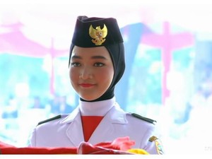 Foto: Salma El Mutafaqqiha, Paskibraka Berhijab Pembawa Baki di HUT ke-74 RI