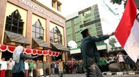 Para peserta upacara memberi hormat saat bendera Merah Putih dikibarkan saat upacara HUT ke-74 Republik Indonesia diselenggarakan di halaman Gedung PBNU, Jakarta.