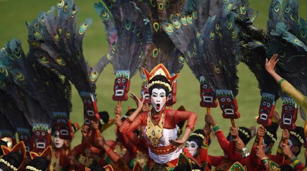 Sejumlah penari mementaskan Tari Thengul dalam Upacara Penurunan Bendera Merah Putih di Istana Merdeka. Penampilan para penari sukses pukau para tamu yang hadir.