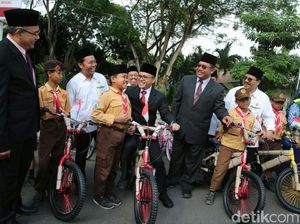 Upacara HUT RI, Anak Kurang Mampu di Banyuwangi Dihadiahi Sepeda