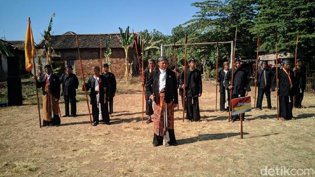 Warga Ponorogo Gelar Upacara HUT RI Kenakan Pakaian Abdi Dalem