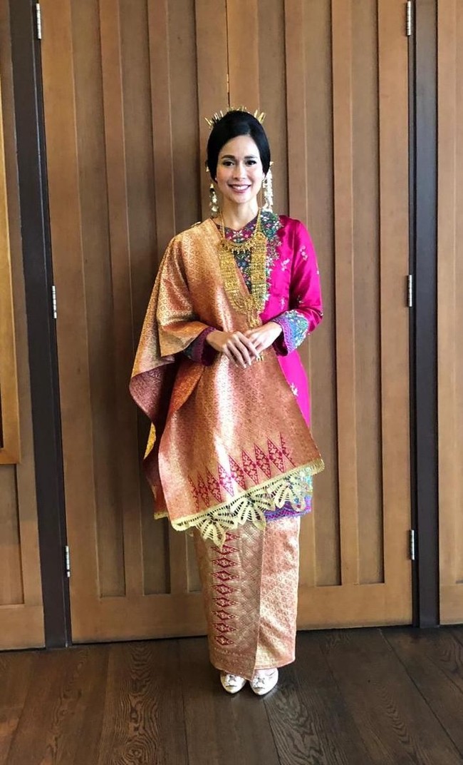 Istri Menteri Sosial Agus Gumiwang Kartasasmita, Loemongga Haoemasan, tampak cantik berbalut baju adat Minang berwarna merah muda lengkap dengan aksesorinya berupa kalung, gelang, dan anting saat menghadiri upacara HUT ke-74 RI di Istana Negara, Sabtu (17/8/2019). Kesan perempuan Minang yang anggun dituangkan dalam busana yang dikenakan oleh Loemongga. Foto: dok. Instagram @didietmaulana