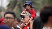 Nampak pula wisatawan asing yang menyaksikan upacara HUT ke-74 Republik Indonesia di Monas.
