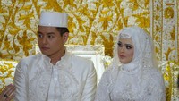 Roger Danuarta dan Cut Meyriska mengenakan busana serba putih di momen ijab kabul mereka. (ist.)
