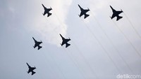 Acara peringatan proklamasi kemerdekaan di Istana Merdeka diwarnai aksi jet tempur. Pesawat perang itu melintas di atas kompleks Istana Kepresidenan.