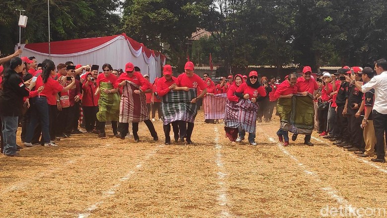 Saat Hasto Kalahkan Djarot di Lomba Lari Sarung pada HUT Ke-74 RI Saat Hasto Kalahkan Djarot di Lomba Lari Sarung pada HUT Ke-74 RI