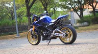 Sementara penampilan street fighter ditunjang ukuran ban serta pelek diubah makin lebar agar terkesan lebih macho. Prima menggunakan pelek V-Rossi berukuran depan 3.5 dan belakang 5.5, sementara ban menggunakan Battlax ukuran 130 (depan) dan 180 (belakang). Istimewa/Dok. Prima Dewantara.