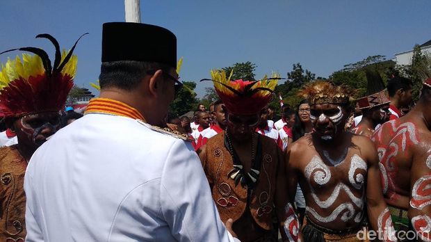 Rayakan HUT RI, Ridwan Kamil Menari Sajojo Bersama Warga Papua