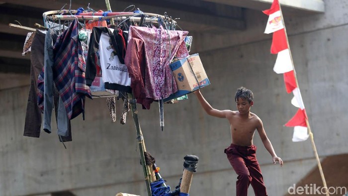 Warga Kalimalang tak ingin ketinggalan meriahkan Hari Kemerdekaan Indonesia. Beragam perlombaan pun dimainkan, mulai dari panjat pinang hingga perang bantal.