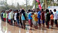 Sunyoto, ketua Kelompok Tani Tirto Mulyo, mengatakan upacara bendera yang digelar perdana ini lebih sulit dibandingkan saat mereka melakukan kegiatan upacara saat sekolah dulu. Diakuinya banyak yang salah dalam menjalankan upacara tersebut. Namun hal ini dimaklumi, karena petugas upacara hanya petani biasa yang jarang menggelar upacara. Apalagi kegiatan ini dipersiapkan hanya beberapa hari saja.