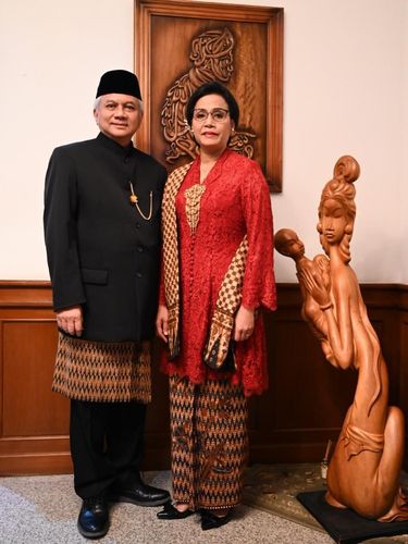 Sri Mulyani memakai kebaya rancangan Didiet Maulana dan kain batik berusia 50 tahun di upacara HUT ke-74 RI.