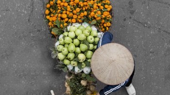 Namun Heerink mengaku tidak mudah memotret para pedagang dari atas. Gowesan para pedangan yang begitu cepat serta ramainya jalanan Hanoi menjadi tantangan. Foto: Loes Heerink