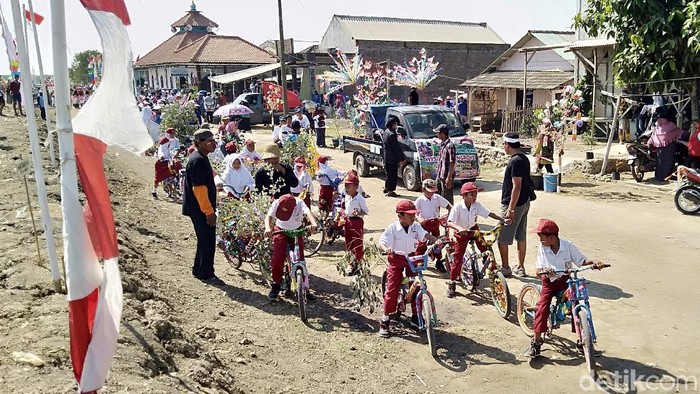 Momen Agustusan dijadikan warga Demak untuk promosi desa wisata, (17/8/2019).