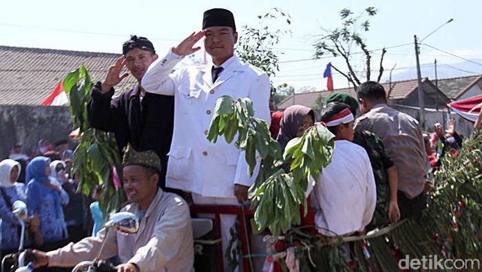 Warga Kecamatan Paseh, Kabupaten Bandung, punya cara unik nan menarik ramaikan HUT ke-74 RI. Salah satunya dengan berbusana unik saat ramaikan pawai kemerdekaan.