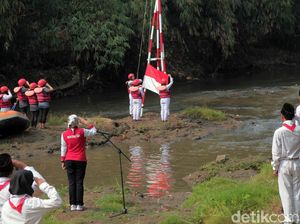 Melihat Khidmatnya Upacara HUT Ke-74 RI di Sungai Ciliwung