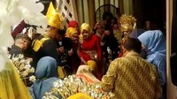 Salah satu prosesi lain yang dilalui Roger Danuarta. Ia tampil dengan busana pengantin Aceh pria dengan Kopiah Meukuetob merupakan topi tradisional Aceh. Foto: (Budi Warsito/ist.)