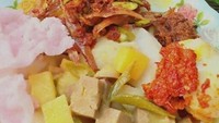 Katupe dengan gulai cubadak yang kuning berempah makin mantap dengan tambahan kering teri. Foto : Instagram @dinisyafrini