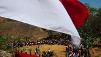 Upacara dengan mengibarkan Bendera Merah Putih setinggi 30 meter di atas bukit yang diikuti warga sedulur sikep atau penganut ajaran Samin Surosentiko dan perwakilan warga dari Bali, Kalimantan, Sumatera dan Madura serta Maluku tersebut untuk memeriahkan HUT ke-74 kemerdekaan RI. Antara Foto/Yusuf Nugroho.