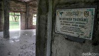 Bencana gempa dan tsunami yang melanda wilayah Aceh dan sekitarnya pada 2004 lalu tak hanya merusak berbagai rumah dan bangunan, tetapi juga merenggut nyawa ratusan ribu orang. Kuburan massal korban tsunami Aceh di Desa Ulee Lheue, Banda Aceh, jadi saksi dahsyatnya bencana tersebut di masa lalu.