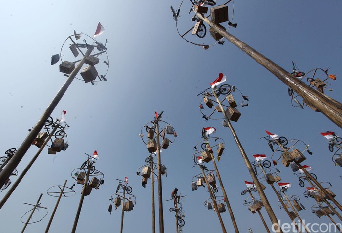 Lomba Panjat Pinang di Ancol Sejumlah warga ikut serta dalam lomba panjat pinang yang diselenggarakan di Ancol. Mereka memburu beragam hadiah menarik untuk dibawa pulang.