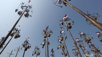 Pohon pinang berisi beragam hadiah itu pun tak hanya satu tetapi ada beberapa sehingga banyak warga yang antusias untuk ikut serta dalam lomba panjat pinang tersebut.
