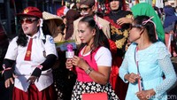 Beragam kostum unik dikenakan masyarakat untuk memeriahkan pawai kemerdekaan untuk memperingatu HUT ke-74 RI tersebut.