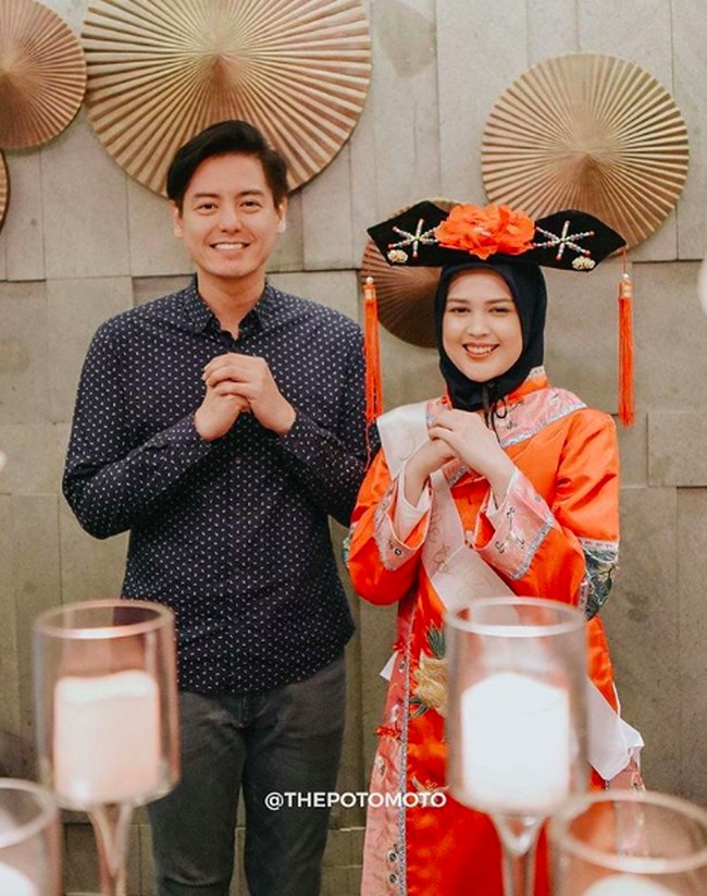 Terakhir ada Roger Danuarta. Pria berdarah Tionghoa itu resmi memeluk Islam pada Oktober 2018. Kini dirinya semakin memperdalam agama yang dijalaninya itu bersama sang istri. Foto: Instagram @ojeychikaofficial