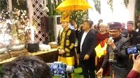 Roger Dnauarta tampak mengikuti prosesi di momen perayaan pernikahan. Ia memberikan mahar sebesar 150 gram emas kepada Cut Meyriska. Foto: (Budi Warsito/ist.)