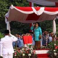Siti Nurbaya Bakar,Menteri Lingkungan Hidup dan Kehutanan Indonesia tampil dengan kebaya Kartini bernuansa biru. Siti Nurbaya melengkapi penampilannya bersama kain batik Jawa dengan selendang. Sebelum berada di Istana Negara, Siti Nurbaya sempat menjadi pemimpin upacara di kantor Kementerian Lingkungan Hidup dan Kehutanan Indonesia. Foto: dok. Instagram
