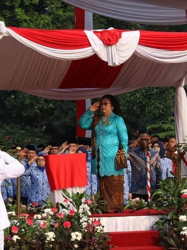 Siti Nurbaya Bakar,Menteri Lingkungan Hidup dan Kehutanan Indonesia tampil dengan kebaya Kartini bernuansa biru. Siti Nurbaya melengkapi penampilannya bersama kain batik Jawa dengan selendang. Sebelum berada di Istana Negara, Siti Nurbaya sempat menjadi pemimpin upacara di kantor Kementerian Lingkungan Hidup dan Kehutanan Indonesia. Foto: dok. Instagram