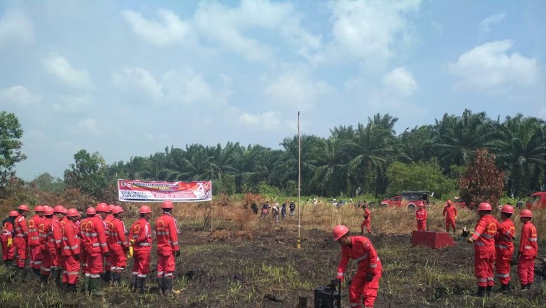 Tim Manggala Agni Upacara HUT Ke-74 RI di Lokasi Karhutla Riau Tim Manggala Agni Upacara HUT Ke-74 RI di Lokasi Karhutla Riau