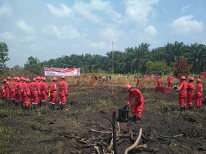 Tim Manggala Agni Upacara HUT Ke-74 RI di Lokasi Karhutla Riau