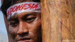 Berburu Beragam Hadiah di Lomba Panjat Pinang