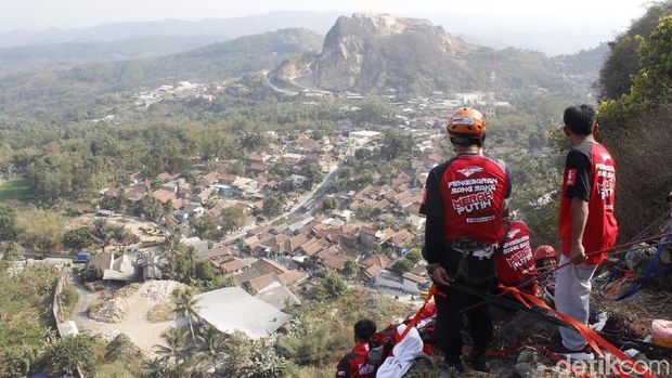 Ekstrem! Pemanjat Kibarkan Merah-Putih Raksasa di Tebing 48 Citatah