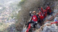 Aditya Reza Pratama, Anggota Citatah Rescue Team (CRT) yang juga berkolaborasi dengan Forum Pemuda Citatah mengatakan, proses pelatihan membutuhkan ketelitian dan kesabaran. Pasalnya, tim harus melakukan nol kesalahan karena aktivitas ekstrem ini berhubungan langsung dengan keselamatan jiwa. Dari nol, dari tidak tahu apa-apa sampai bisa melakukan teknik turun yang baik, alhamdulillah akhirnya kami bisa mengibarkan bendera, ucap Aditya.
