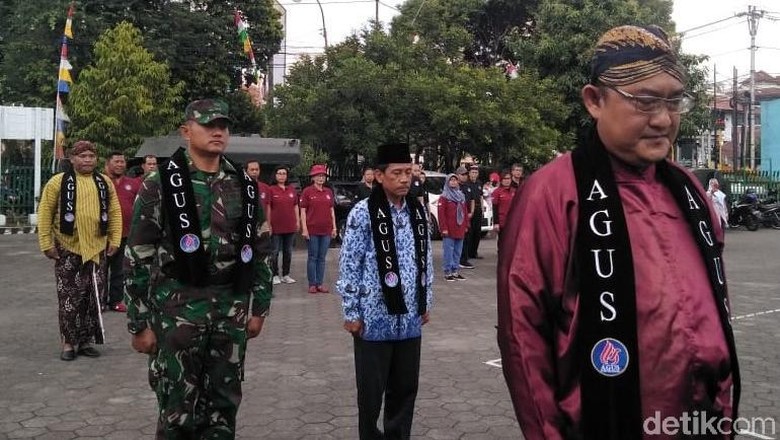 Uniknya Komunitas Agus di Yogya Gelar Upacara 17 Agustus Uniknya Komunitas Agus di Yogya Gelar Upacara 17 Agustus