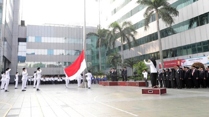 Direksi hingga karyawan PLN Kantor Pusat menggelar upacara pengibaran bendera Merah-Putih. Upacara itu digelar untuk memeringati HUT ke-74 Republik Indonesia.