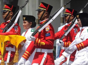 Momen Haru Paskibraka Usai Kibarkan Merah Putih di Istana Merdeka