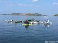 Nelayan Dan Pecinta Alam Gelar Upacara Bendera Di Laut Polewali Mandar