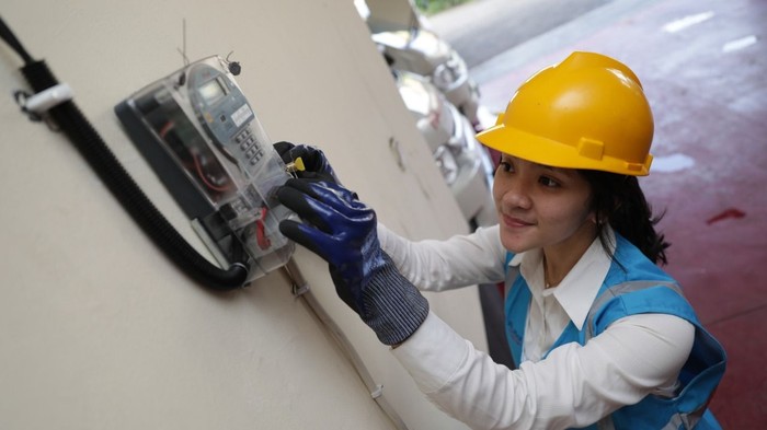 Petugas PLN sedang melakukan proses tambah daya listrik (Dok. PLN) Petugas PLN sedang melakukan proses tambah daya listrik (Dok. PLN)